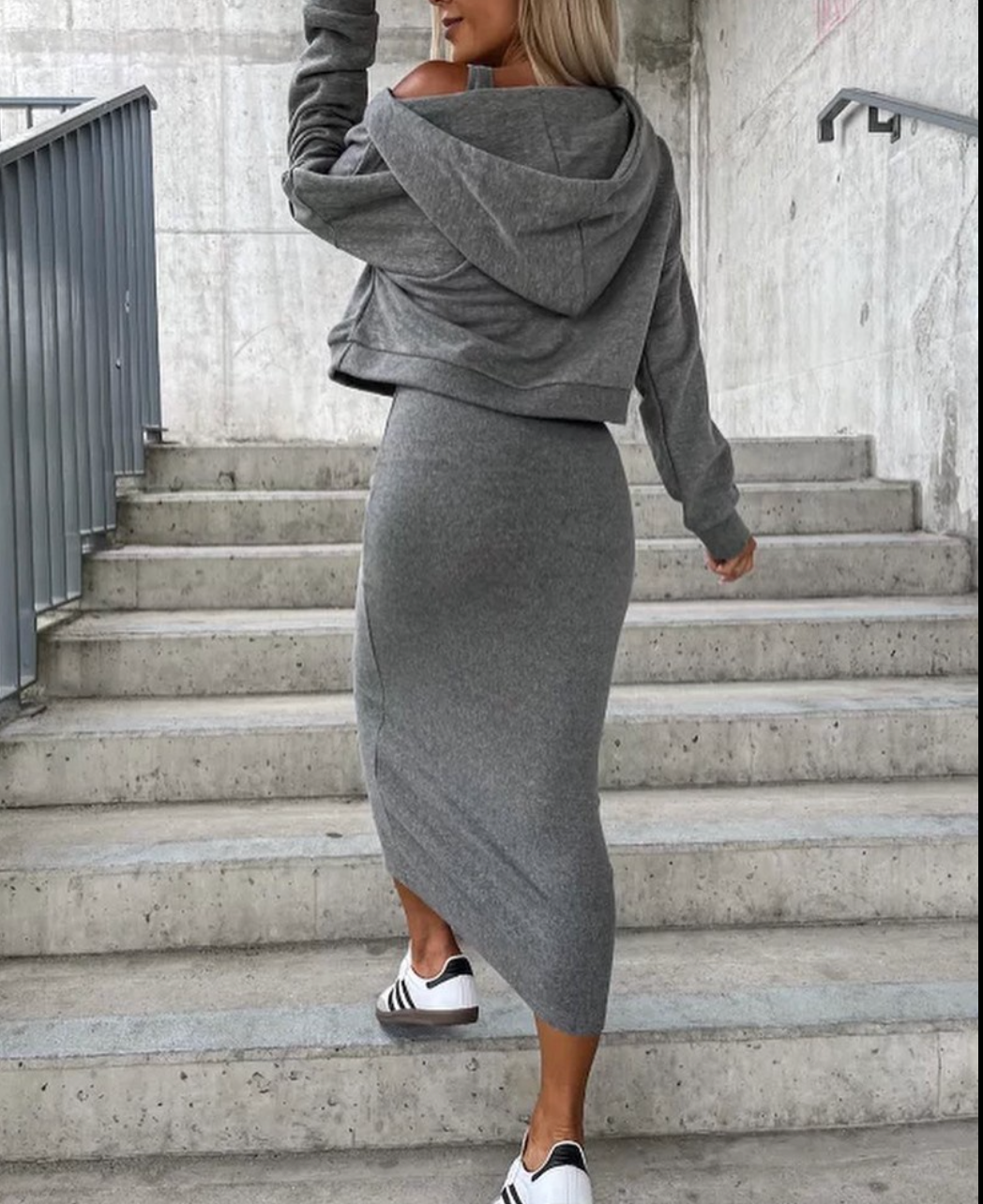 Alina™- Ärmelloses langes Rippenstrickkleid mit tiefem Ausschnitt